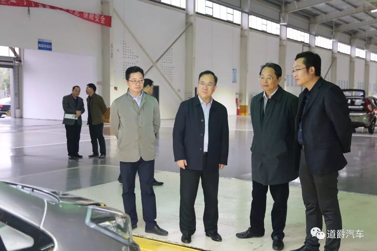 在高邮基地,赵广华市长等领导饶有兴致的考察了道爵汽车的冲压,焊装
