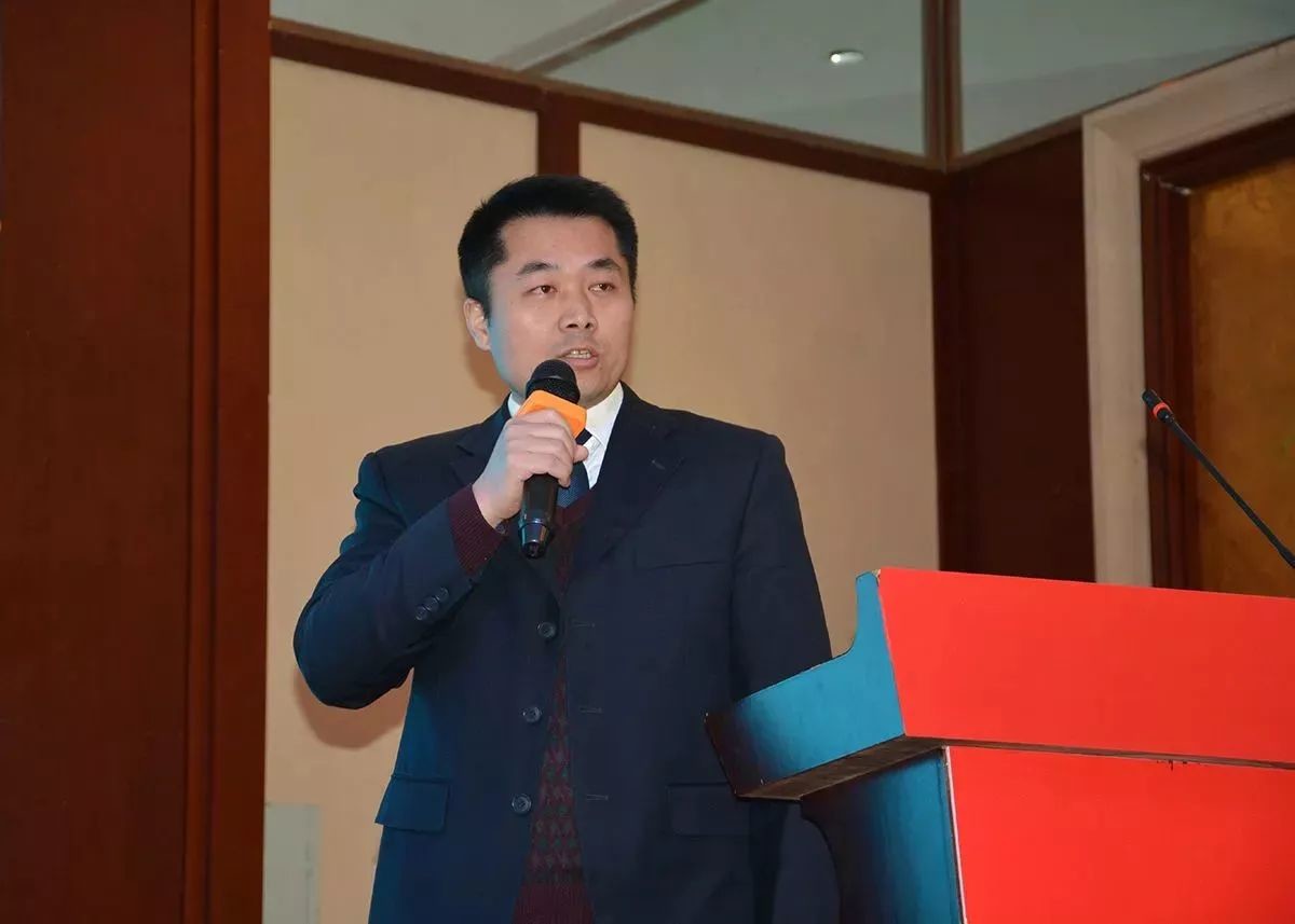 营销部部长徐双红作2018年营销工作报告及发布商务政策